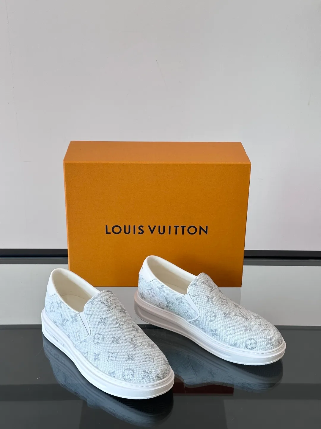 Men's shoes 💰p360 "LOUIS VUITTO＊" Classic presbyopic slip-on loafers are made of classic Damier Gra men's shoes 💰phite canvas, with LV logo embellishment on the shoe body, leather straps decorated with LV metal logo buckles, smooth calf leather trim, and Monogram flower rubber outsole, full of youthful vitality and elegance. Blake craftsmanship and hand-stitched uppers cleverly establish recognition, and the standard sheepskin lining provides a comfortable and soft foot feel! Size: 38-44